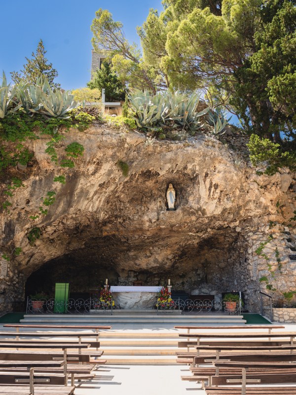 Grotto altar with benches at the Vepric shrine