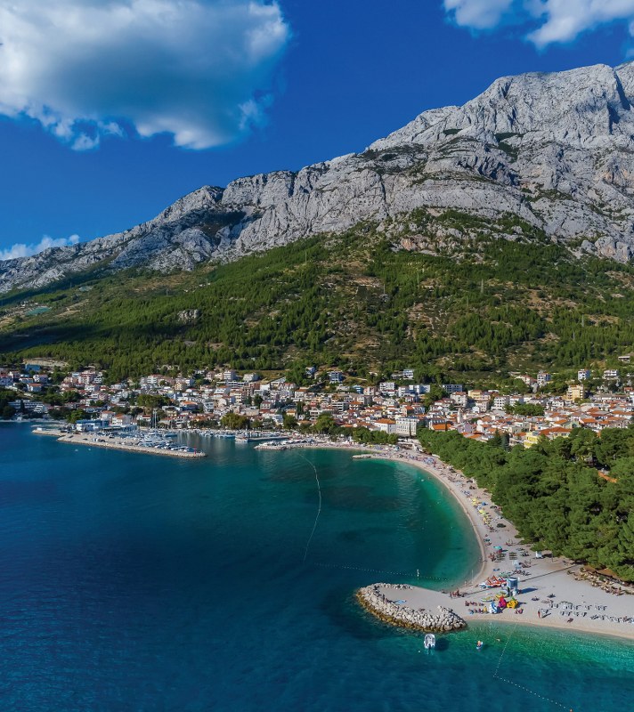 Pogled iz zraka na uvalu plaže Nikolina u Baškoj Vodi ispod planine Biokovo Makarska rivijera