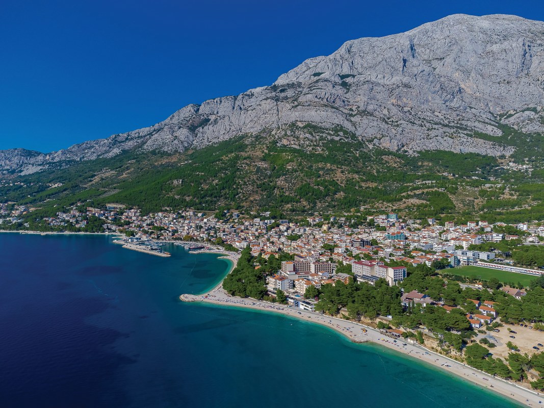 Pogled iz zraka na plažu Nikolina i obalu u Baškoj Vodi Makarska rivijera, najbolji pogled s web kamere